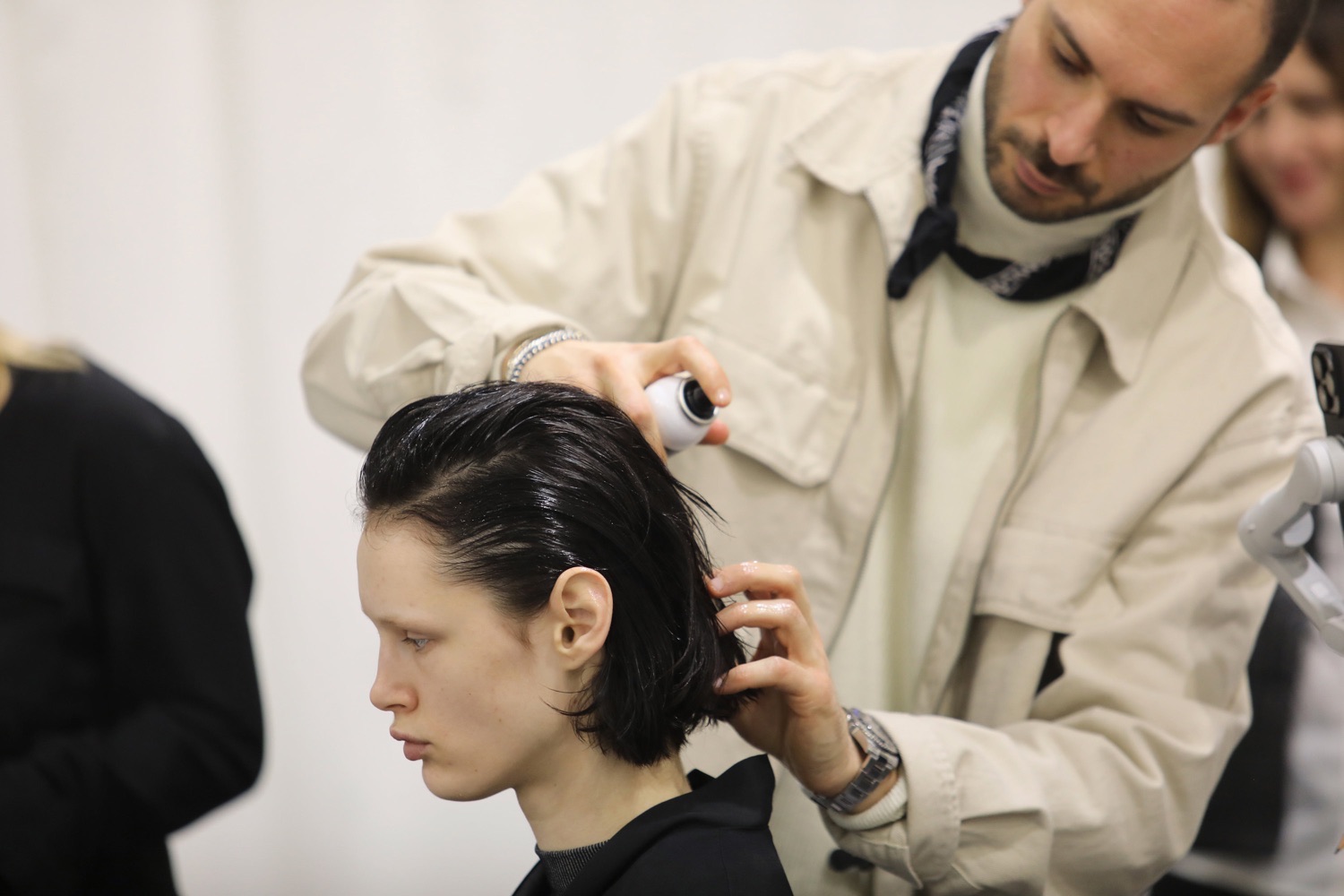Mani al lavoro sui capelli in salone